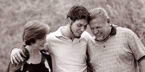 2009 Annual report Thumbnail. Family photo